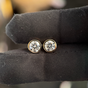 Pendientes de Diamantes Redondos Brillantes de 1.30 ct Cada Uno, D VS1, Certificados por IGI, Oro Blanco de 14K, Joyería Fina - Product Image 1
