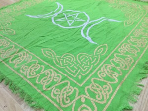 Housse de table d'alter spirituelle en coton, motif Pentagramme Triple Lune, multicolore, pour spreads de tarot, par Indian Consigners - Product Image 6