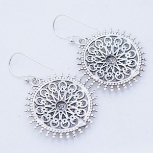 Pendientes Redondos de Plata de Ley 925 con Filigrana Geométrica, Joyería Fina, Memoria Jewels, Venta al Por Mayor - Product Image 6