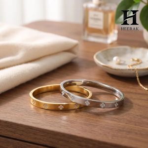 Brazalete de Trébol de Cuatro Hojas, Brazalete Minimalista con Motivo de Flor y Diamantes Pavé para Mujer - Product Image 6