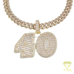 Pendentif de luxe en moissanite diamantée avec chiffre 40, design audacieux à chiffres en blocs et pierres étincelantes détaillées - Product Image 4