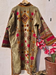 เสื้อโค้ทกำมะหยี่ซูซานี รุ่น 006 ยี่ห้อ FABRICATEFIZZ แบบยาว ปักลายดอกไม้ด้วยมือ เสื้อคลุมฤดูหนาวสุดหรูสำหรับผู้หญิง มีฮู้ดแบบกลับด้านได้ - Product Image 3