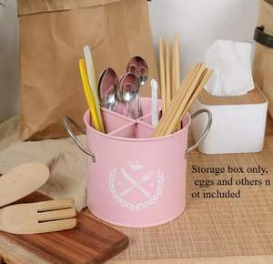 Porta cubiertos metálico de aspecto decorativo para una presentación de cocina de alta gama que proporciona un acento de almacenamiento elegante. - Product Image 3