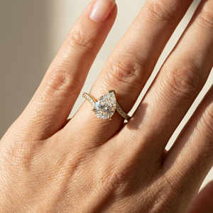Bague solitaire personnalisée en or massif 18K 14K certifiée IGI, jaune, 2 carats, forme bypass, diamant taille poire VVS2 CVD HHPT, sertissage à griffes - Product Image 5