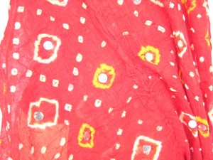 Chal de chifón rojo con efecto tie-dye para mujer, estampado geométrico, ligero, para uso diario en todas las estaciones - Product Image 2
