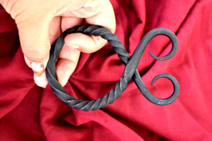 Croix de troll médiévale forgée à la main, pendentif viking en fer artisanal, amulette de protection nordique traditionnelle, artisanat rustique du forgeron - Product Image 3