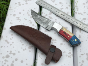 Couteau de chasse et de camping à lame fixe en acier Damas avec étui en cuir, manche drapeau américain, produit pour la célébration de la Fête Nationale - Product Image 4