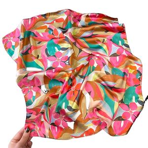 Écharpes et châles en satin de soie pour femmes, impression personnalisée, motifs floraux tendance, vente en gros - Product Image 3