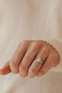 Anillo de Compromiso Minimalista de Plata de Ley con Moissanita Redonda en Engaste de Bisel, Media Eternidad, Regalo de Aniversario, Conjunto Nupcial - Product Image 4