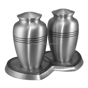 Urnes de crémation de compagnon en laiton classique avec des urnes funéraires de compagnon en métal fini brun pour les cendres humaines - Product Image 2