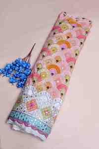 Crêpe naturel blanc pêche imprimé motif géométrique miroir avec bordure épaisse pour tissu de robe Kurti pour filles, vêtements ethniques de créateur - Product Image 3