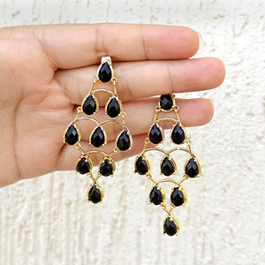 Pendientes de moda para mujer con ónix negro de corte a cuadros, chapados en oro de 18k sobre latón, con gema en forma de pera y engaste de puntas. - Product Image 5