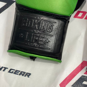 Gants de boxe personnalisés No Boxing No Life violet et vert, à lacets, pour la salle de sport, l'entraînement, les arts martiaux, en cuir. - Product Image 2