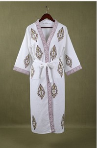 Robe longue unisexe en coton gaufré imprimé à la main, motif floral blanc, idéale pour les fêtes décontractées de printemps - Product Image 2