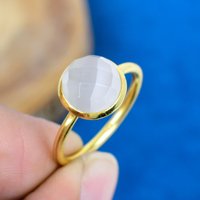 手工制作白色蒙娜丽莎石英圆形宝石戒指 18k 金微米级 295 纯银戒指