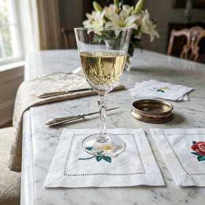 Serviettes de cocktail personnalisées en coton brodé motif lys blanc 6x6 po, durables, réutilisables, avec ourlet festonné, pour événements à domicile et autres occasions. - Product Image 2