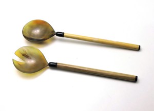 Ensemble de 2 cuillères à salade en corne, design élégant, fabriquées à la main à partir de corne de buffle naturelle, à prix abordable. - Product Image 5