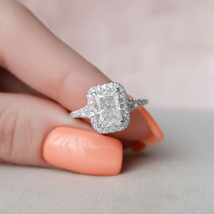 แหวนเพชรทรงเรเดียนท์คัทสำหรับผู้หญิง ทอง 14K ชุบโรเดียม ประดับเพชรแบบพาเว่ ดีไซน์เรขาคณิตคลาสสิก รับรองโดย IGI - Product Image 1