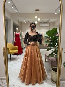 Ensemble Lehenga Choli brodé très demandé pour femmes, tenue ethnique de créateur pour occasions festives, disponible à la vente - Product Image 4