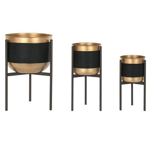 Elegante macetero metálico con soporte diseñado para exhibir plantas y ahorrar espacio en apartamentos. - Product Image 1