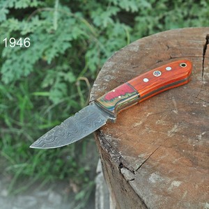Couteau tactique de survie et de chasse OEM personnalisé en acier Damas, lame fixe, manche en bois, protège-doigts, étui en cuir, garantie 3 ans - Product Image 1