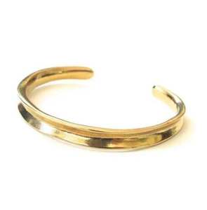 Brazalete Moderno Minimalista de Latón Grande de MS Handicraft, con Medalla Tallada, Varios Tamaños, Acabado en Latón Intenso, Diseño Floral - Product Image 2