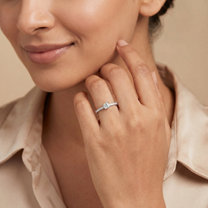 Bague en argent/plaqué or avec moissanite taille princesse et pierres pavées sur les côtés pour femme, bijou étincelant pour fiançailles, mariage, anniversaire - Product Image 1