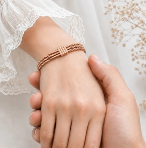 กำไลข้อมือแม่เหล็กสีโรสโกลด์สุดหรู ดีไซน์โซ่โลหะสวยงาม ของขวัญส่งเสริมการขายสุดพิเศษ - Product Image 3