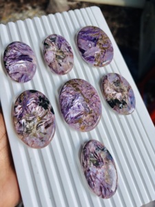 Charoita Natural de Grado AAA, Cabujón Pulido Liso, Gema Púrpura de Todos los Tamaños y Formas Mixtas, Gemas Sueltas Hechas a Mano - Product Image 2