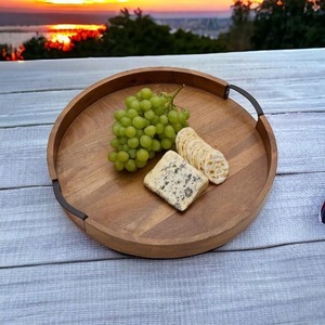 Bandeja Redonda de Madera para Servir con Asas de Metal |   Tabla de Quesos y Aperitivos de Madera de Acacia |   Bandeja Decorativa Rústica Estilo Granja - Product Image 3