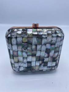 Bolso de mano de lujo con paneles geométricos de nácar, detalles de perlas y cristales, y marco en tono dorado. - Product Image 3