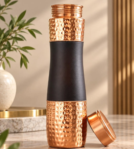 Botella de Agua de Cobre Puro con Revestimiento Negro Mate, Diseño Martillado, Tapa Hermética, Ideal para Viajes, Yoga y Actividades al Aire Libre - Product Image 1