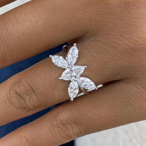Anillo Floral con Diamantes Marquise en Oro Blanco, Anillo de Compromiso Inspirado en la Naturaleza, Diseño Único de Mariposa, Anillo Fino con Diamante Cultivado en Laboratorio - Product Image 1