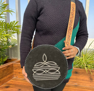 Botte point motif usiné à la main en cuir suédé sac à bandoulière rond pour femmes haute qualité en cuir de vachette luxe bandoulière sac à main - Product Image 3