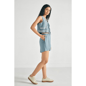 Conjunto Coordinado Bordado Aura Azure: Top Corto con Lazos Delanteros y Shorts Festoneados en Tono Azul Pizarra, y Duo Artesanal de Chaleco y Short en Mezcla de Lino Azul - Product Image 2