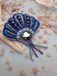 Broche artisanale haut de gamme brodée de perles pour manteau, écharpe, chapeau et sac – Broche de mode brodée de perles faite à la main, motif floral de créateur - Product Image 6