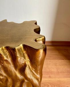 Table d'appoint en forme de souche d'arbre dorée, pièce décorative contemporaine pour salon ou chambre à coucher - Product Image 2