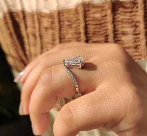 Bague solitaire de luxe en forme de poire avec diamant ouvert et bande pavée étincelante, bijoux fins pour fiançailles, mariage et cérémonies. - Product Image 5
