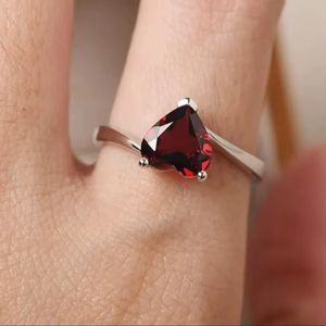 Anillo de Plata de Ley con Granate Rojo Natural Vintage y Gema Tallada en Forma de Pera - Regalo para Compromiso, Boda y Fiesta - Product Image 2