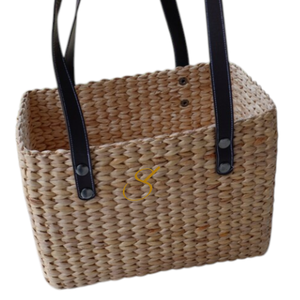 Panier artisanal en jacinthe d'eau : Rangement tressé en jonc de mer avec sangles en cuir - Product Image 3