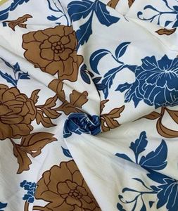 Conjunto de 3 piezas de lino floral vintage para mujer: camisa de manga abullonada con frente abierto, bikini a juego y pantalones cortos cargo - Product Image 3