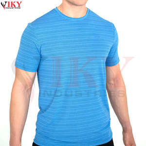 Camiseta de Manga Corta con Cuello Redondo y Micro Rayas Azules Personalizada de Marca Privada y Pantalones Cortos Deportivos Negros para Correr, Ropa Deportiva al por Mayor - Product Image 6