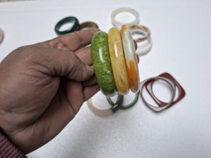 Brazaletes de Resina Premium para Mujer, con Brillo Celestial y Patrones Etéreos, Diseño Único, Hechos a Mano en India, Accesorios de Joyería - Product Image 5