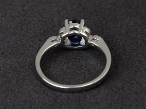 แหวนหมั้นไพลินสีน้ำเงิน แหวนเงินแท้ประดับพลอยสีน้ำเงินทรงวงรี สำหรับคนเกิดเดือนกันยายน - Product Image 5