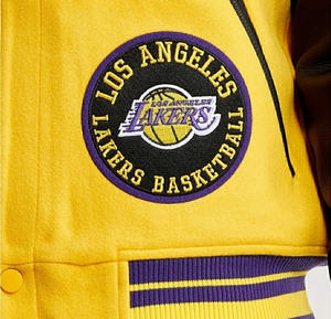 Chaqueta Varsity Personalizada de Lana Dorada para Hombre, Chaqueta Bomber con Mangas de Cuero Negro y Múltiples Parches, Chaqueta Letterman de Béisbol al por Mayor - Product Image 4