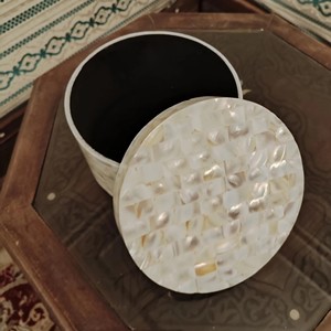 Caja de Joyería Redonda Hecha a Mano con Incrustaciones de Madreperla, Estuche de Almacenamiento Decorativo, Caja de Regalo para Recuerdos, Venta al Por Mayor - Product Image 1