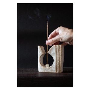 Brûleur d'encens en céramique fait main avec motif découpé circulaire, support aromatique pour une utilisation toute l'année - Product Image 1