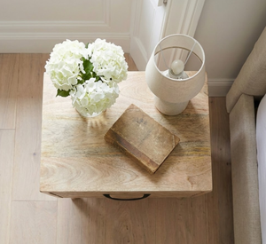 Mesita de noche de madera natural de diseño antiguo con 2 cajones, hecha a mano, ecológica, duradera, artesanía de Rajastán con asas de hierro. - Product Image 4