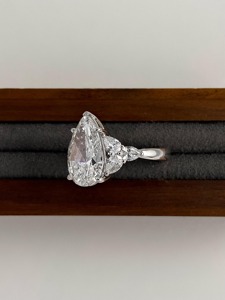 แหวนหมั้นเพชรเลี้ยงในห้องปฏิบัติการ 5 กะรัต รับรองโดย IGI ประดับเพชรสามเม็ด สี E ความสะอาด VS1 ทองคำขาว 14K แหวนเจ้าสาว 7 เม็ด - Product Image 2