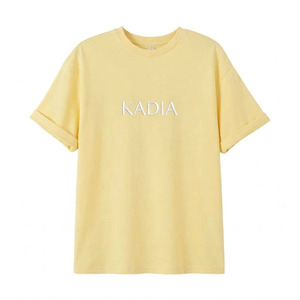 Camiseta personalizada de algodón 100% color amarillo pastel, con logotipo bordado en blanco, estilo streetwear, de primera calidad para hombre. - Product Image 4